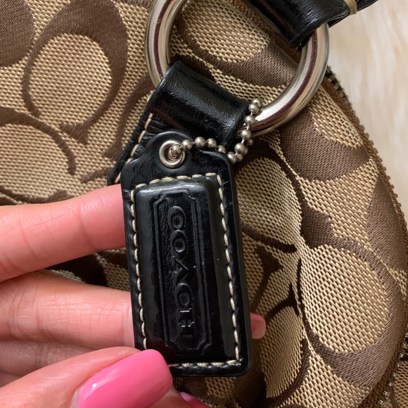 COACH Brown Signature handbag. - Picture 6 of 7